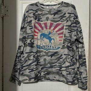 “Rodeo” long sleeve. Grey/white camo. EUC. Size XL